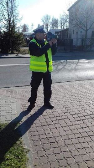 policjant mierzący prędkość