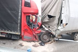 dwa pojazdy jeden wjechał w drugi