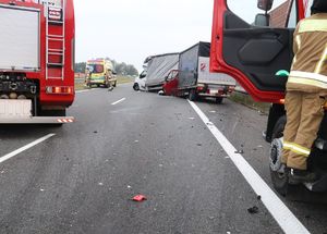 służby ratunkowe dalej jezdnia na której widać uszkodzone pojazdy