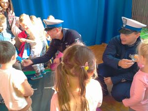 policjanci wręczają odblaski dzieciom