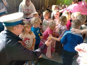 policjant wręcza odblaski