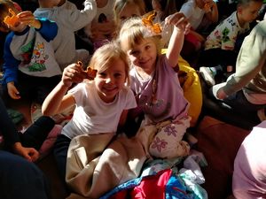 dziewczynki trzymają odblaski