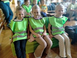 dzieci w kamizelkach odblaskowych