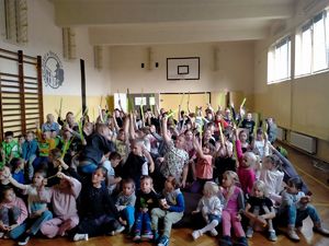 grupa szkolna dzieci z odblaskami