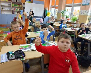 dzieci w klasie z odblaskami