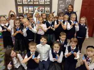 uczniowie z bryloczkami odblaskowymi