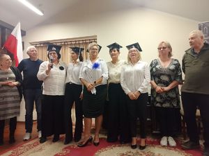 seniorzy z czapkami studenckimi