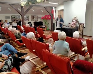 przedstawicielka ZUS prowadzi spotkanie z seniorami