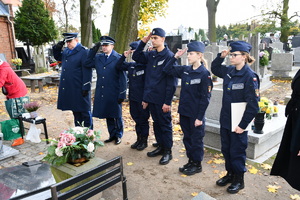 Komendanci i kadeci oddają honor nad mogiłą