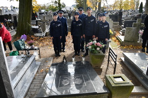 Policjanci stoją przy grobie