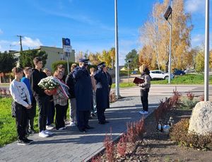 policjanci oddają honor przed tablicą upamietniającą