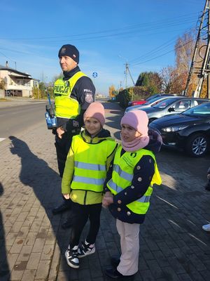 uczennice stoją przy policjancie