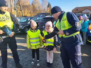 policjanci pokazują dzieciom alkomat