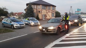 policjanci sprawdzają trzeźwość kierowców
