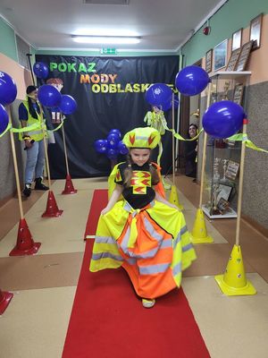 dziewczynka idzie po wybiegu