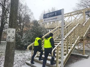 policjanci wchodzą na kładkę kolejową