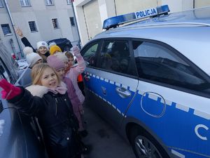 dzieci przy radiowozie