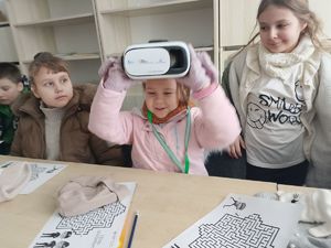dziewczynka z okularami VR