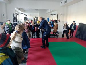 policjant daje dzieciom możliwość ćwiczenia w rękawicach