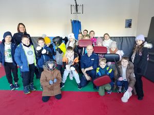 zdjęcie grupowe dzieci z policjantami