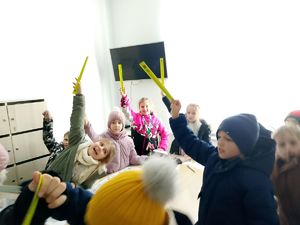 dzieci z opaskami odblaskowymi