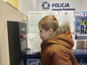 chłopiec bada trzeżwość na urządzeniu