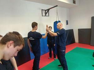 policjant stoi przed uczniem