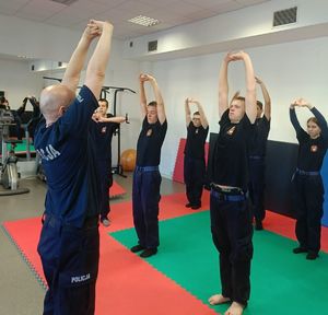 policjant i uczniowie rozgrzewają się