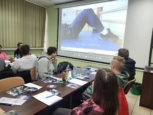 uczestnicy oglądają filmik o teście spranościowym