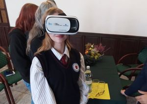 uczennica w okularach VR