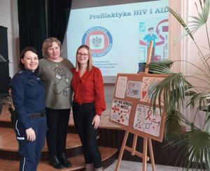 policjantka stoi z pracownikami Sanepidu