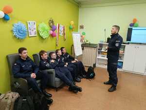 policjant wykłada część teoretyczną