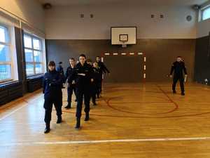 uczniowie ćwiczą przechodzenie w szyku