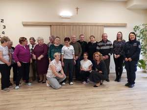 policjantka stoi z seniorami