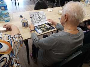 seniorka czyta ulotkę