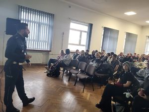 policjant stoi przed uczniami