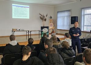 policjantka przedstawia młodzieży prezentację