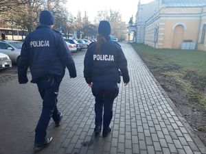 policjanci patrolują rejon dworca