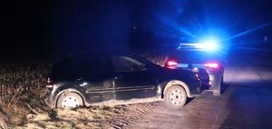 pojazd w rowie a w tle radiowóz