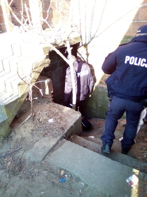 policjanci wchodzą do pustostanu