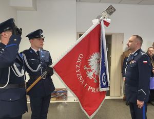 komendant wojewódzki wita się ze sztandarem