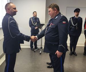 komendant wojewódzki podaje dłoń powiatowemu