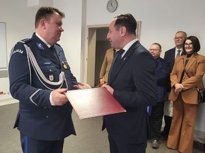 burmistrz składa życzenia komendantowi
