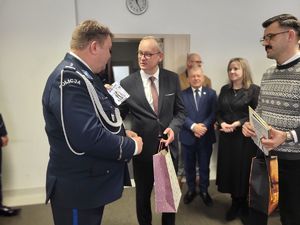 komendant odbiera gratulacje