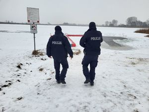 policjanci patrolują plażę