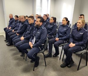 aleksandrowscy policjanci siedzą w trakcie odprawy