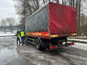 policjanci i ITD podchodzą do ciężarówki