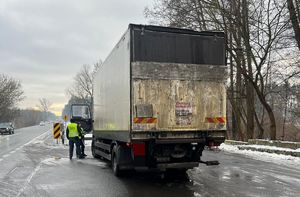 policjanci kontrolują ciężarówkę
