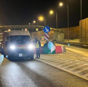 policjant bada trzeźwość kierowcy siedzącego w busie