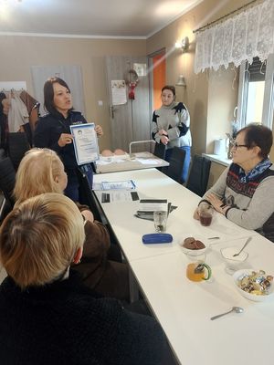 policjantka pokazuje ulotkę uczestnikom